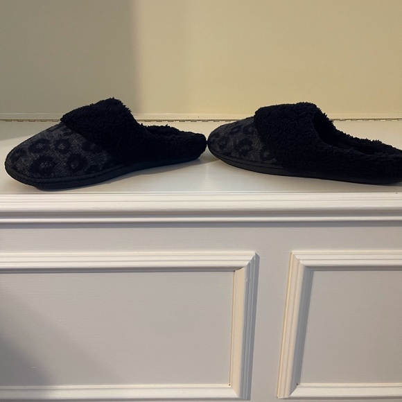Black and gray woman’s slippers - Picture 6 of 7